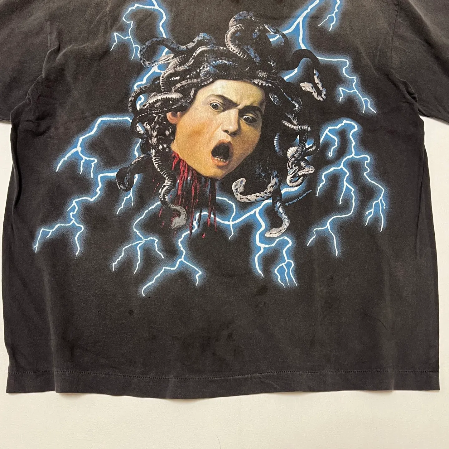 SAINT Mxxxxxx MEDUSA SS TEE/BLK Medusa Hydra retro sulfur-dyed short-sleeves, washed black S-XL, cylindrical fabric with no side seams, the open width is almost meaningless, Assute ready-to-wear dyeing, the whole piece faded, collar and cuffs frayed, many hangings, oversized printing position, genuine level restoration, customized joint main mark/wash mark/with little angel anti-counterfeiting